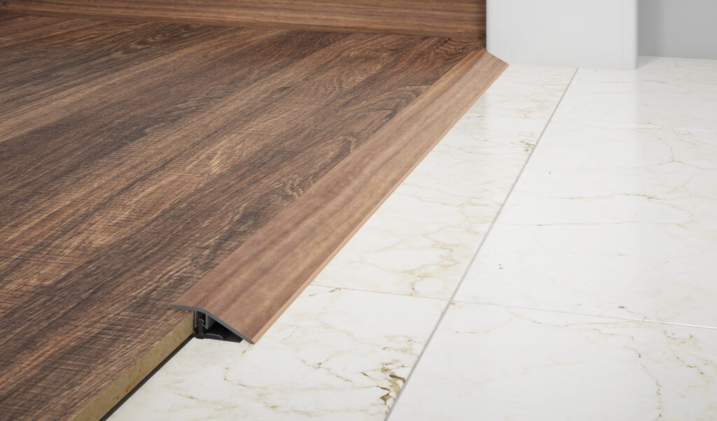 Encontro do piso laminado com revestimento cerâmico utilizando o Perfil Redutor da linha Tecno para fazer a passagem de nível