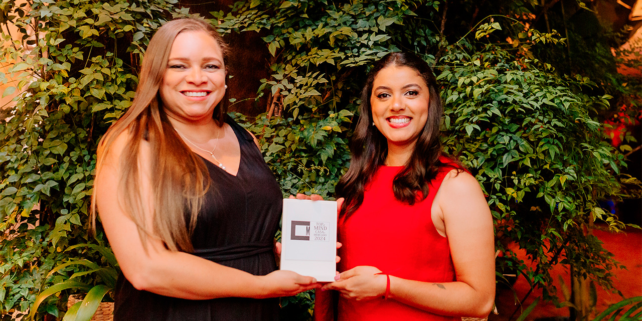 Gizele Braga e Sirlene Braga Marolato, colaboradoras da equipe de marketing e representantes do Grupo Eucatex