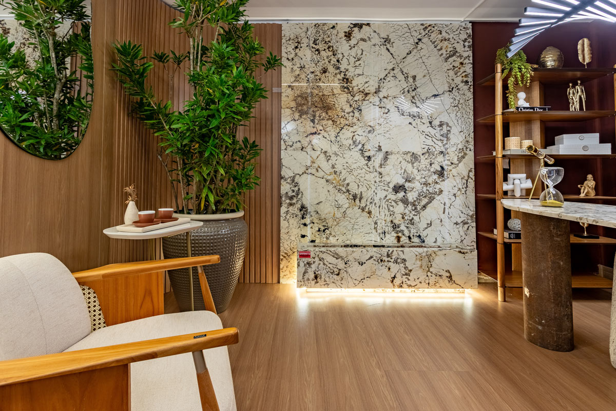 Piso laminado da Linha Gran Elegance Freijó Brasil, Rodapé Acqua New na Combinação 18 e Ripado em Barras também no Freijó Brasil