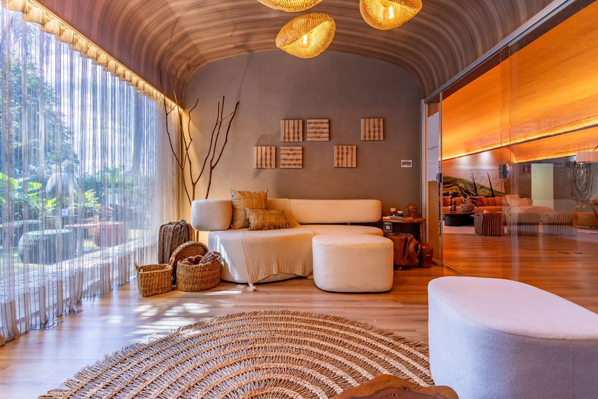 Piso laminado Eucafloor Elmo Macciato, da Linha Max Elegance, e Cordão Estilo Combinação 7