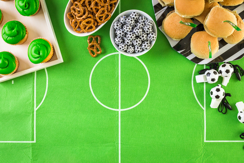 Na hora da comida, não pode faltar criatividade na decoração. Seus amigos vão amar, e tudo ficará ainda mais com a cara da Copa.