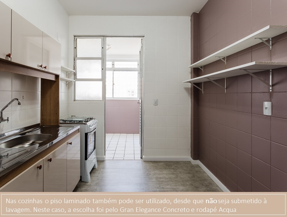 Nas cozinhas o piso laminado também pode ser utilizado, desde que não seja submetido à lavagem. Neste caso, a escolha foi pelo Gran Elegance Concreto e rodapé Acqua